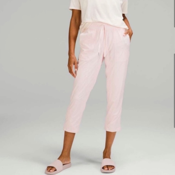 Lululemon Dance Studio Crop Lined Strawberry Milkshake - Picture 1 of 6